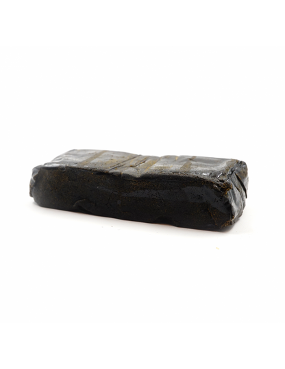 Un morceau rectangulaire marron foncé de résine Hash Cachemire