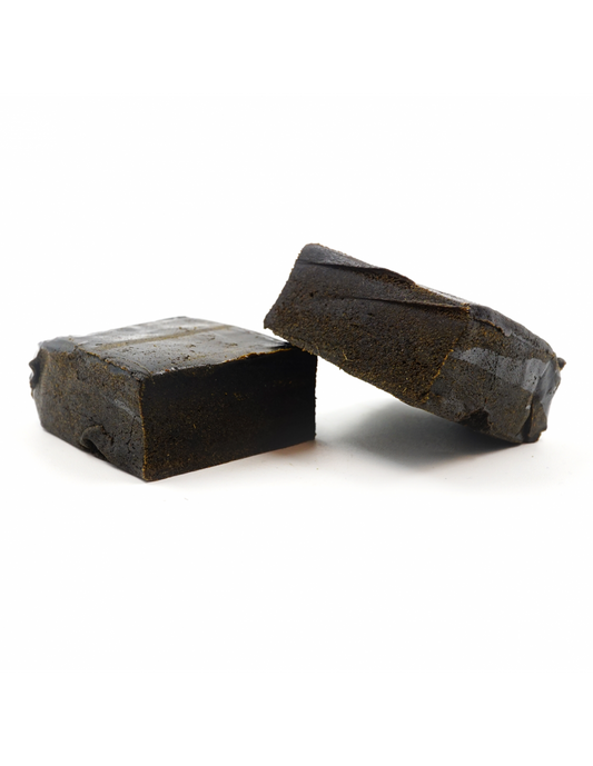Un morceau rectangulaire marron foncé coupé en deux de résine Hash Cachemire